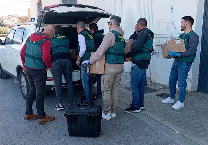 Agentes de la Guardia Civil extraen material del polígono industrial donde operaba la red de propaganda neonazi en Alhama de Murcia. Foto: Ideal