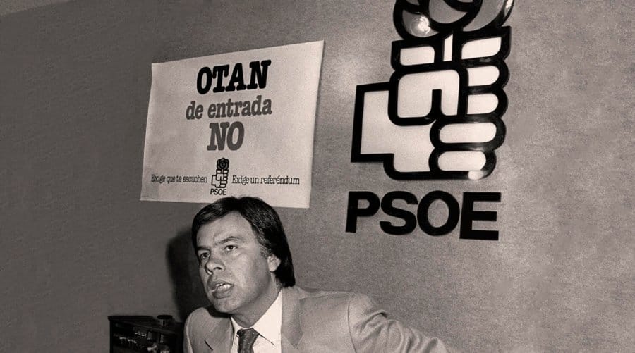 Imagen de archivo de Felipe González en una comparecencia con el lema del PSOE OTAN, de entrada NO, antes de las elecciones de 1982 que lo catapultarían al poder. 