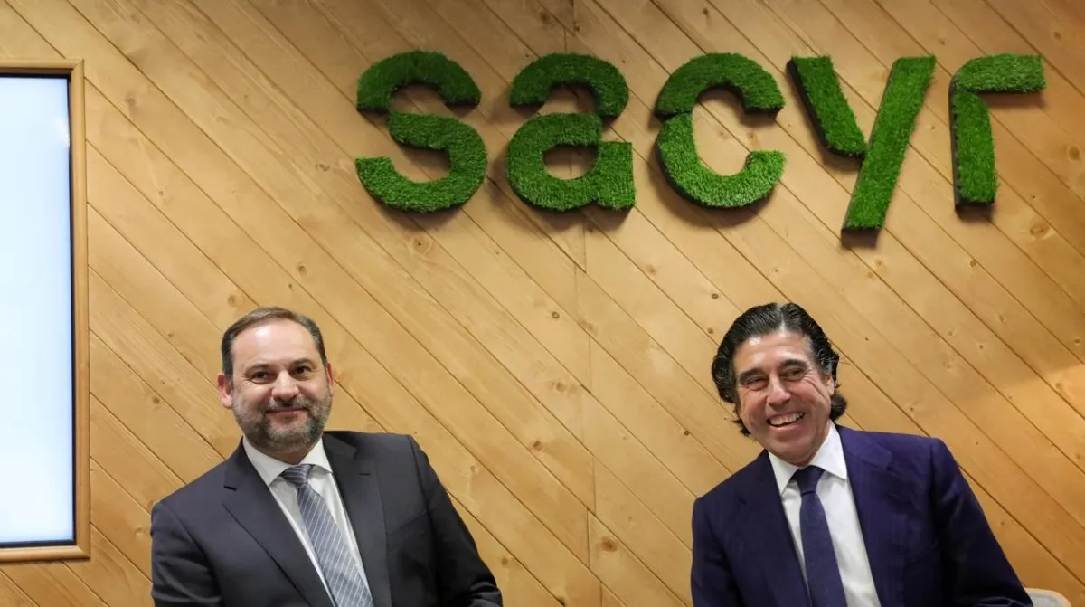 Imagen de archivo del presidente de Sacyr, Manuel Manrique, junto a José Luis Ábalos cuando era ministro de Fomento (izda). Foto: EP