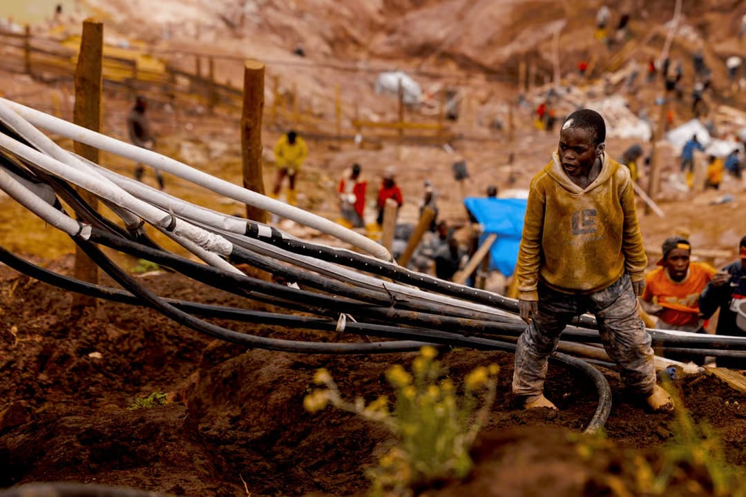 Imagen de archivo de un niño en una mina en la República Democrática del Congo. Foto: vía Clash Report