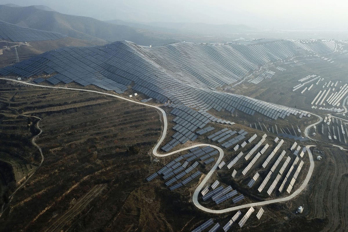 Imagen de archivo de una granja solar en China central. Foto: Sam McNeil/AP Photo