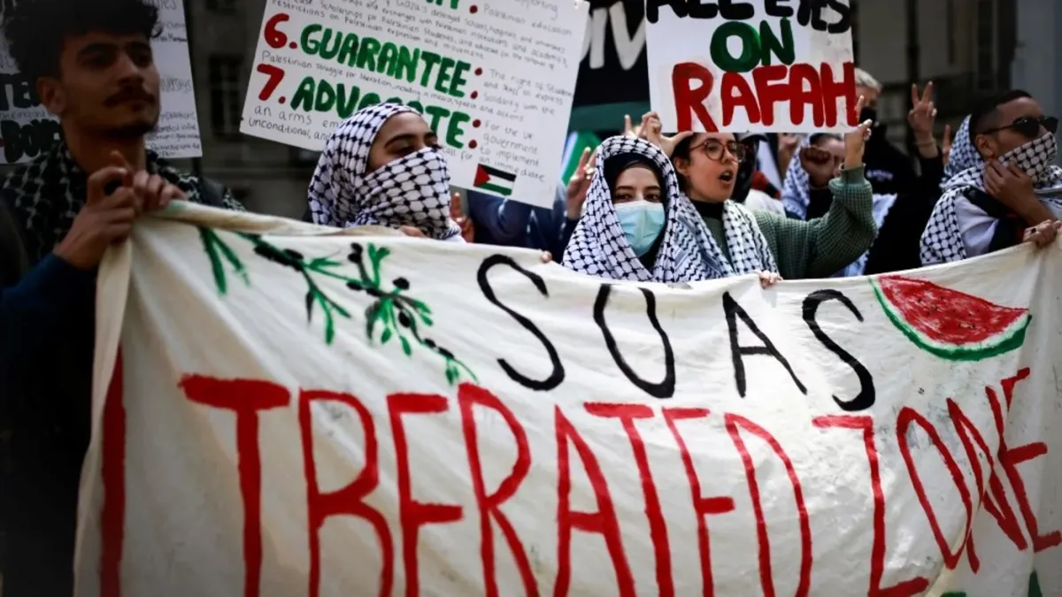Imagen de archivo de una protesta estudiantil en una acampada pro-Palestina en la Escuela de Estudios Orientales y Africanos (Soas) en Londres, el 8 de mayo de 2024 (AFP).