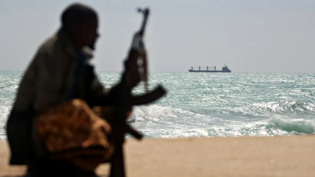 Imagen de archivo de un hombre somalí armado se encuentra ante la costa. Foto: Mohamed Dahir/AFP/Getty Images.