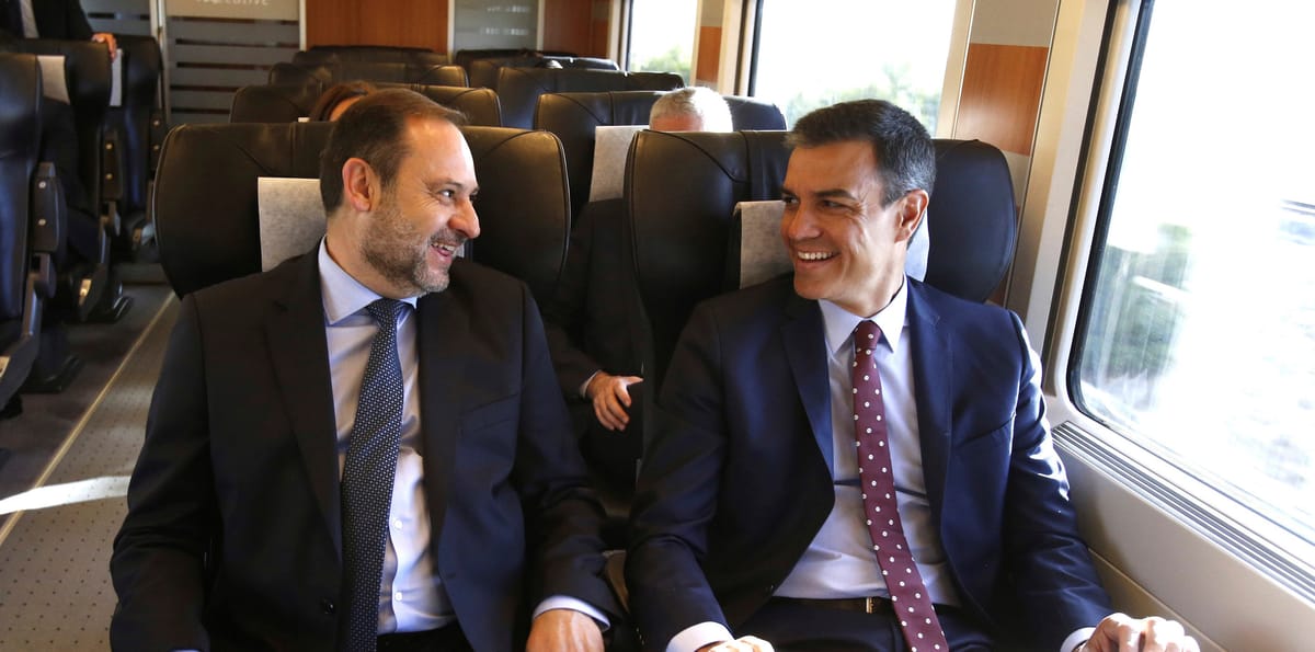 Imagen de archivo del presidente español Pedro Sánchez y el exsecretario de organización del PSOE y ministro de Transportes, José Luis Ábalos. Foto: EFE