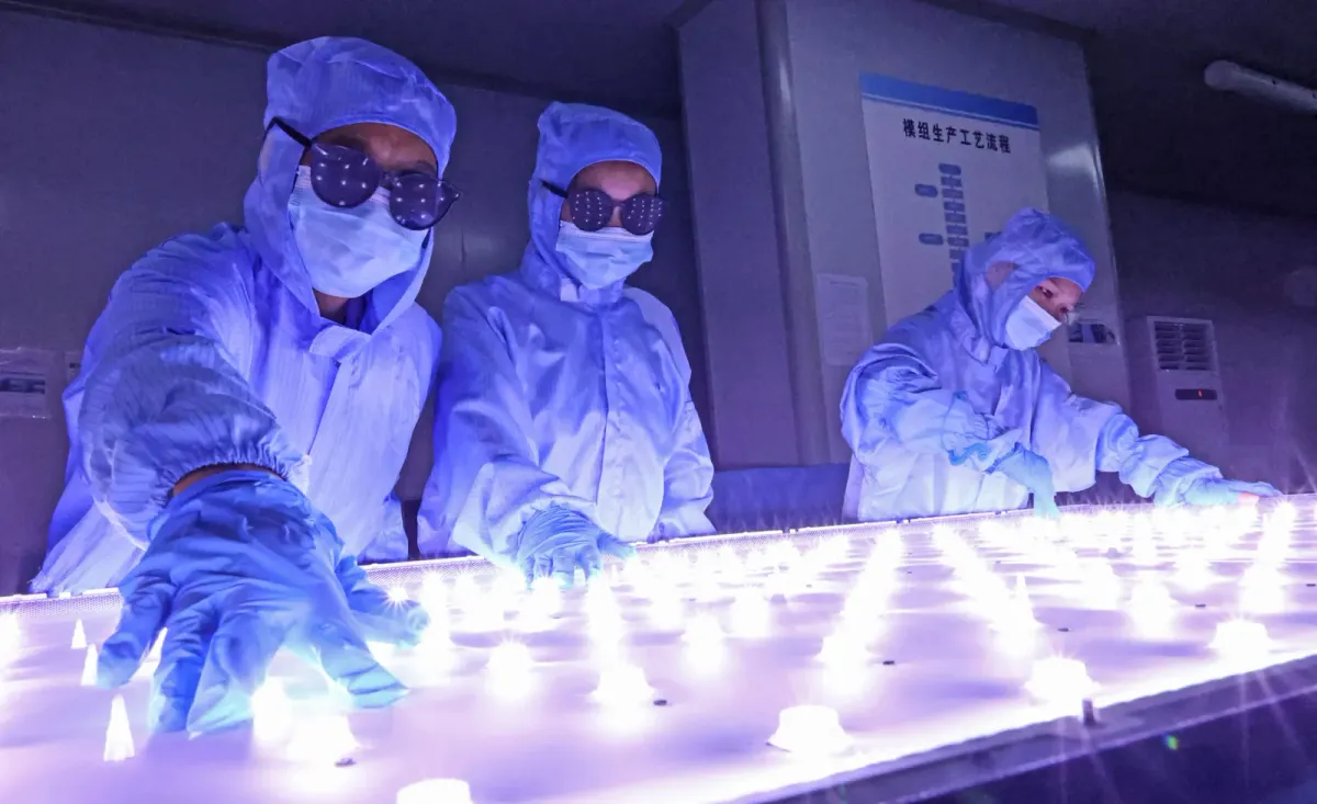 Los trabajadores producen una junta de enseñanza digital inteligente en una fábrica de tecnología en Lianyungang (Jiangsu). Foto: STR/AFP vía Getty Images.