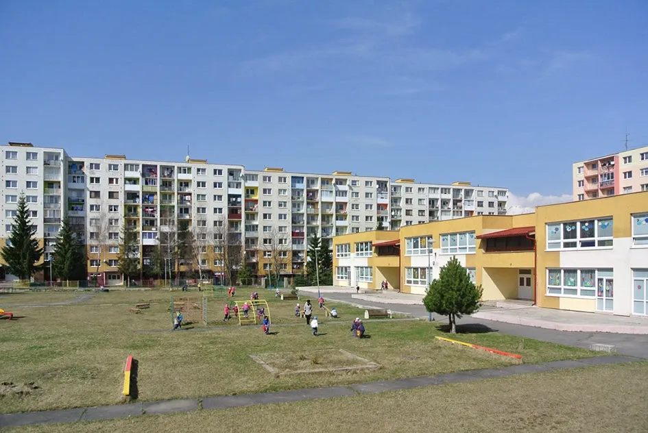 Imagen de archivo de un parque en un distrito residencial de Paneláks en Eslovaquia. Foto: Miroslava Brooks/behance.net