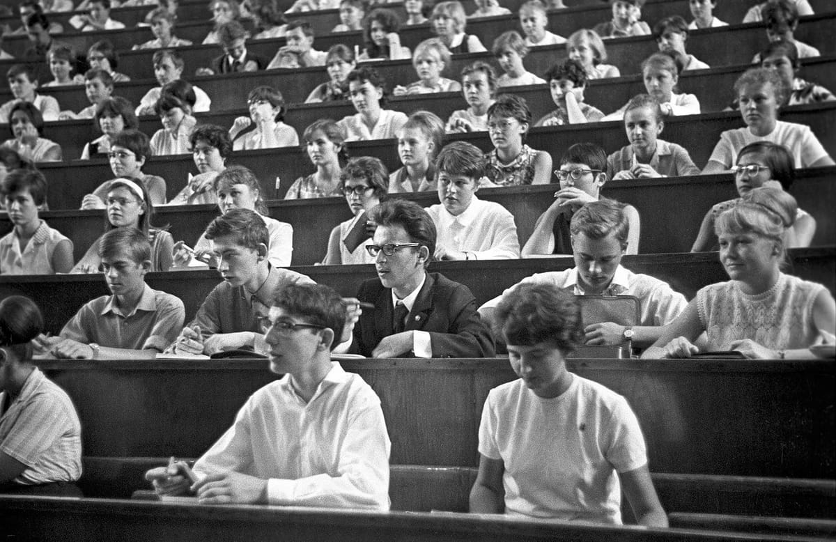 Imagen de archivo de alumnos y alumnas en una universidad soviética. Foto: Vitali Karpov/Sputnik