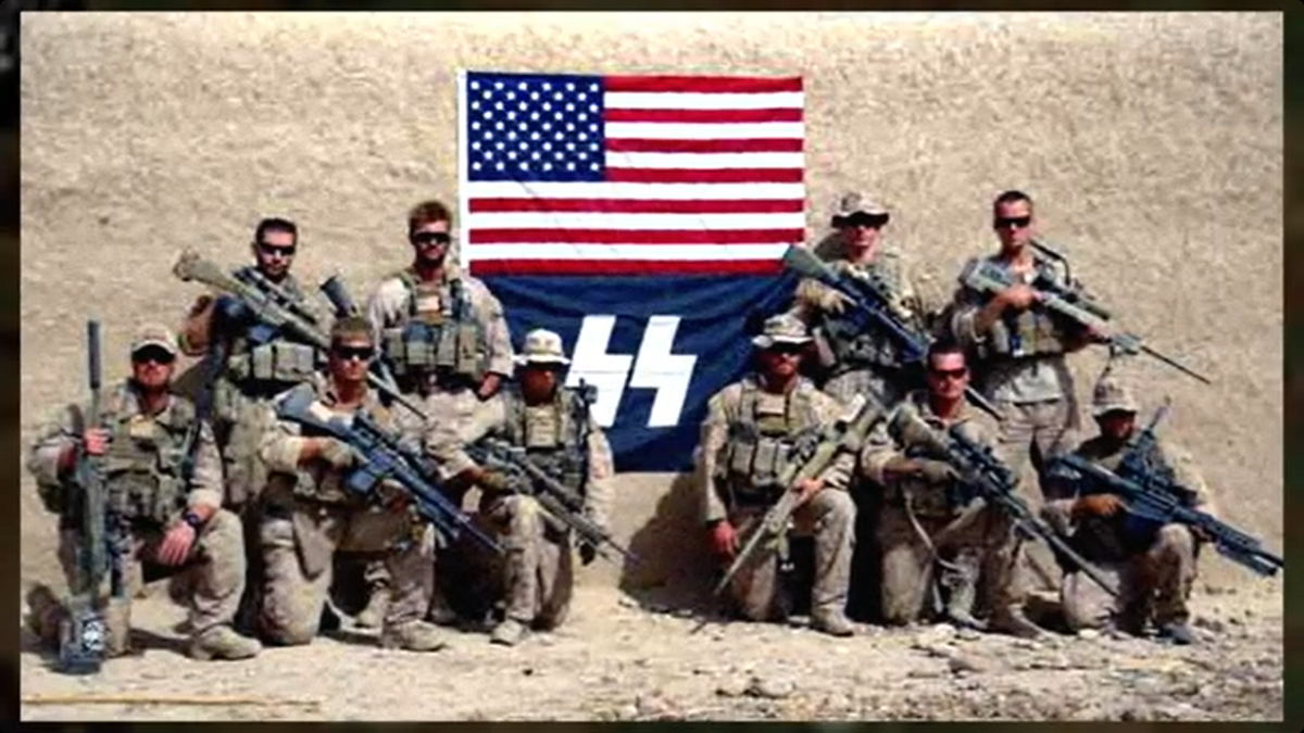 Marines estadounidenses posan con una bandera de las SS; septiembre de 2010 en Sangin, Afganistán. Foto: bbc.com