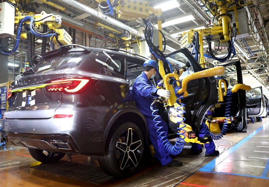  Trabajador en la línea de ensamblaje de la base de Lingang de SAIC Motor, en Shanghai (China), 23 de abril, 2022. Foto: Xinhua/Chen Jianli.