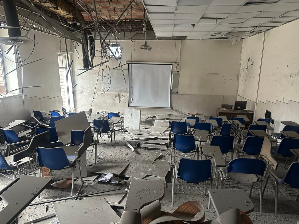 Un aula de la Universidad de Ciencia y Tecnología de Irán, una de las universidades públicas mejor valoradas del país, dañada tras un bombardeo de EEUU e Israel. Foto: @Helyeh_Doutaghi (X)