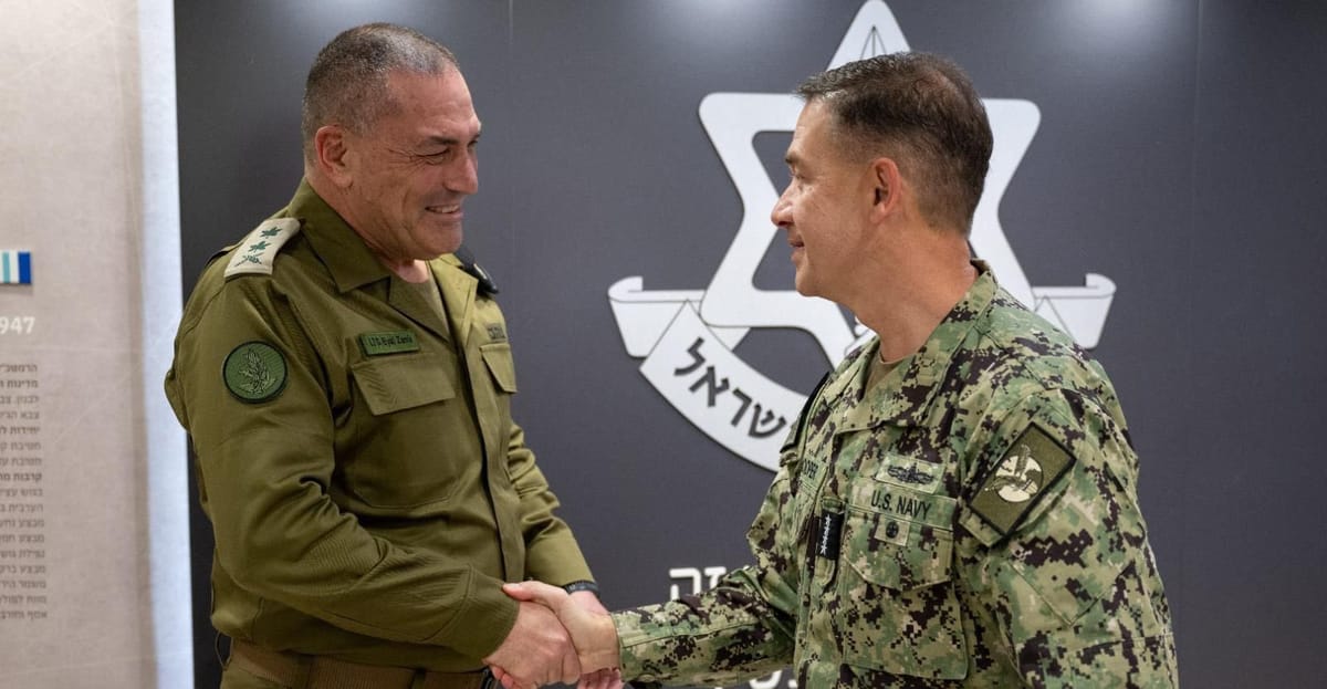 Jefe del Estado Mayor de las IDF, LTG Eyal Zamir, durante una visita con el Comandante del Comando Central de EEUU, el Almirante Brad Cooper. Foto: IDF