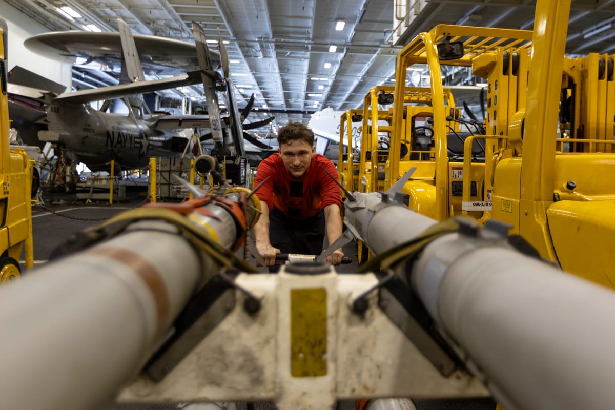 Un miembro del servicio a bordo del USS Abraham Lincoln equipando aviones de combate para bombardeos contra Irán. Foto: @CENTCOM (X)