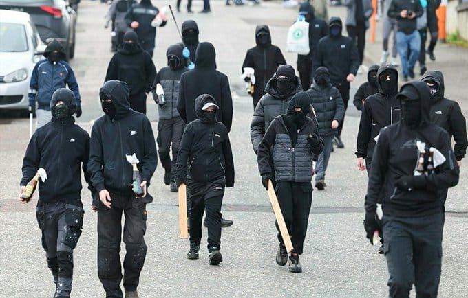 Grupos de acción juveniles republicanos en Irlanda del Norte en el 110 aniversario del Alzamiento de Pascua. Foto: Presseye / PA