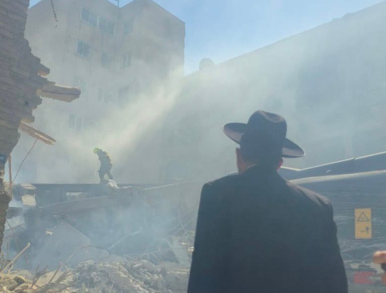 Un rabino iraní ante la sinagoga de Rafi Niya destruida por Israel en Teherán. Foto: @AryJeay