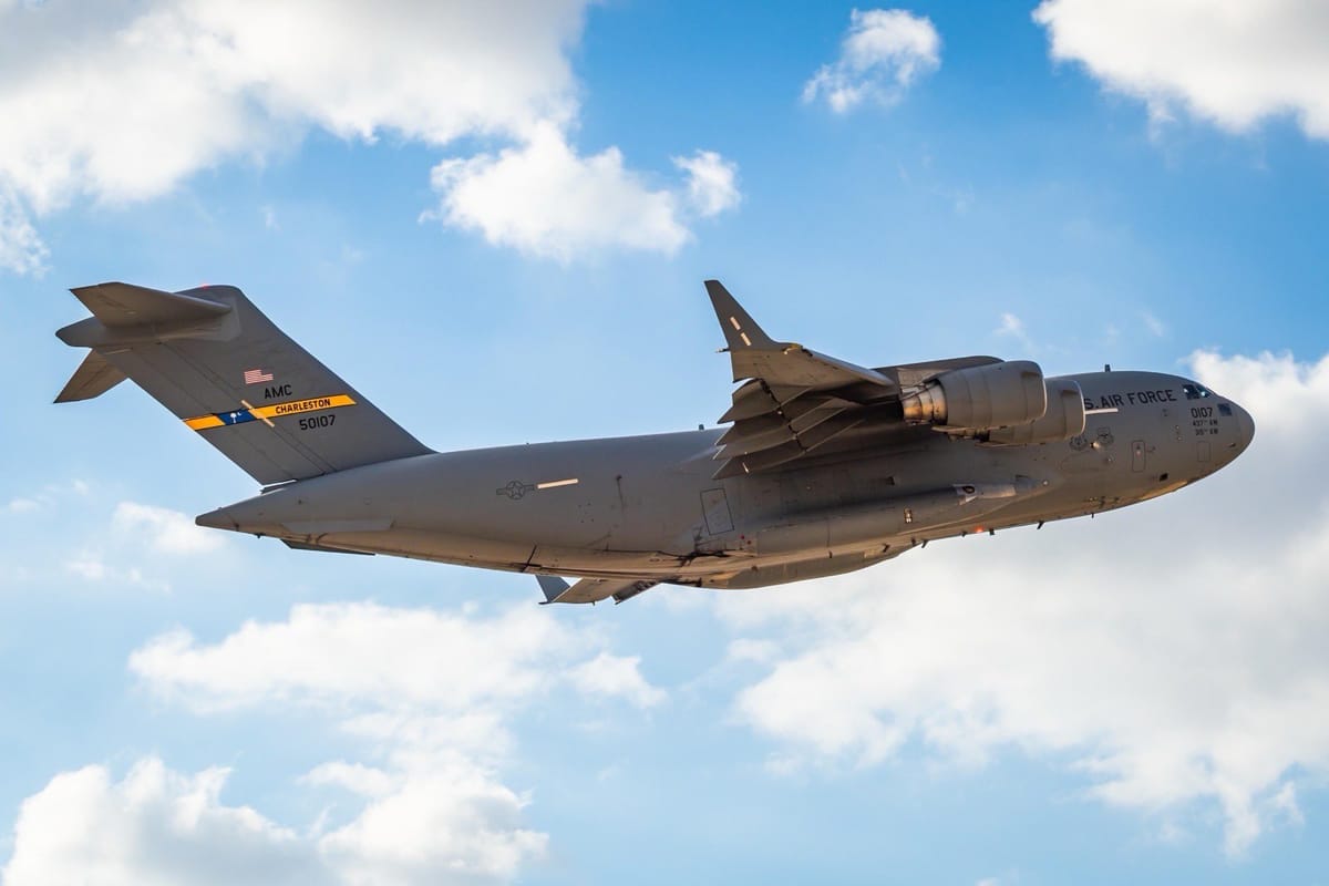 Un C-17 Globemaster III de la Fuerza Aérea de EE. UU. despega de una base en el Medio Oriente. Foto: @CENTCOM (X)