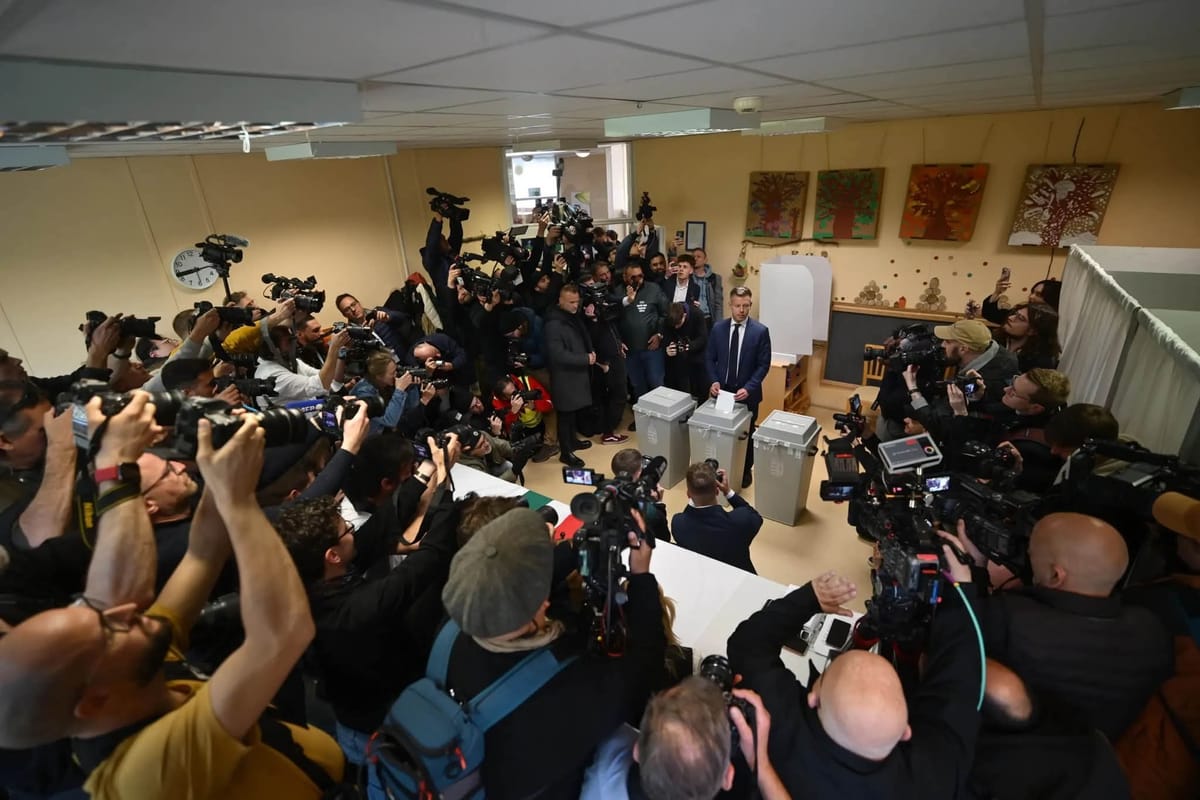 Péter Magyar, candidato de Tisza votando en las elecciones húngaras. Foto: @magyarpeterMP (X)