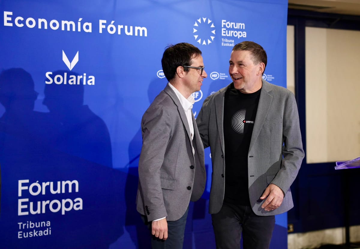 Pello Otxandiano y Arnaldo Otegi en el New Economic Forum. Foto: @PelloOtxandiano (X)