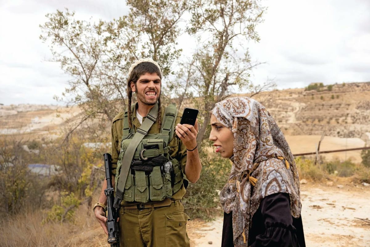 Imagen de archivo de un soldado israelí acosando a una mujer palestina en Cisjordania. Foto: Pietro Masturzo/L'Espresso