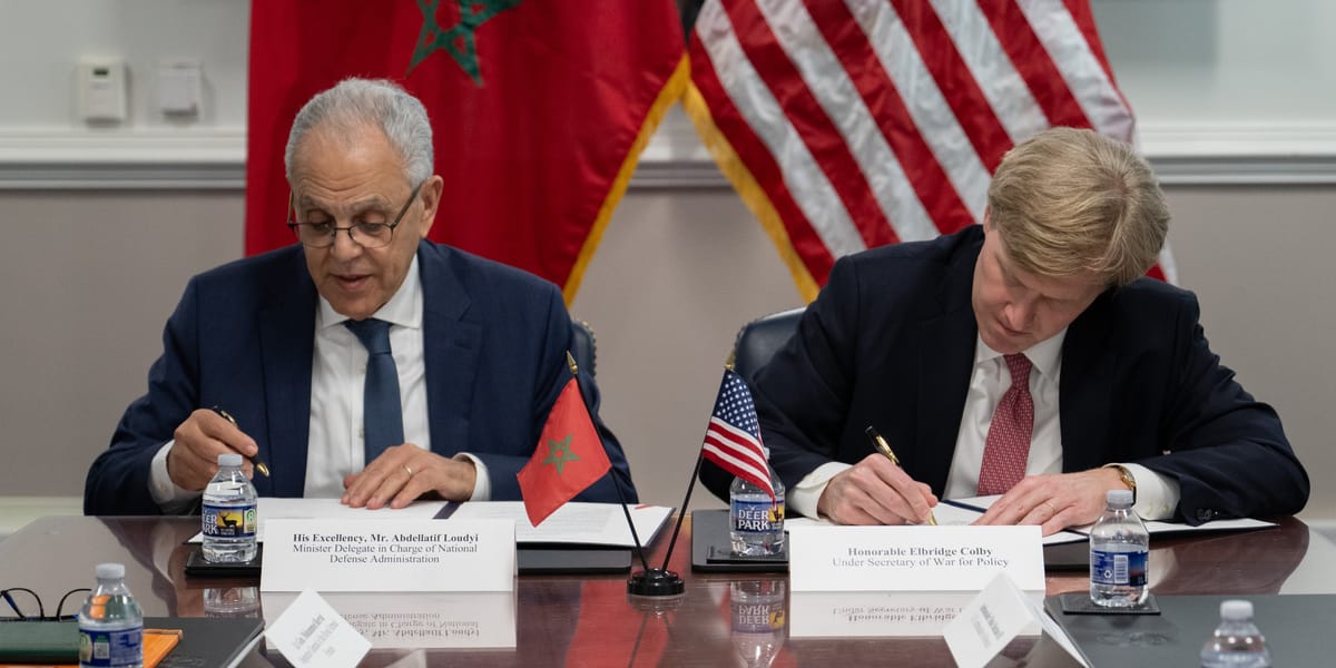 El ministro de Administración de la Defensa de Marruecos, Abdelatif Loudyi, y el subsecretario de Defensa estadounidense, Elbridge Colby. Foto: vía @Lawrenc09874431 (X)
