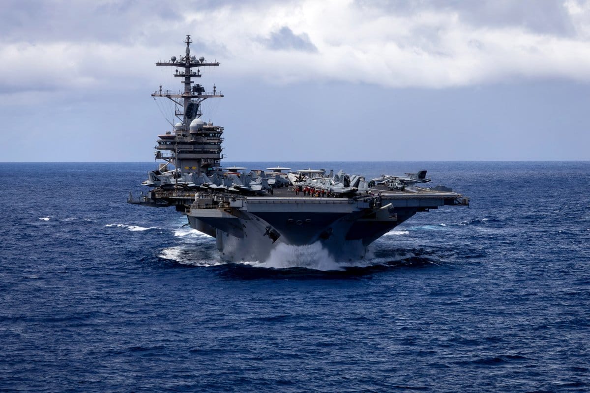 Portaaviones de la clase Nimitz USS George H.W. Bush, navegando en el Índico. Foto: @CENTCOM (X)