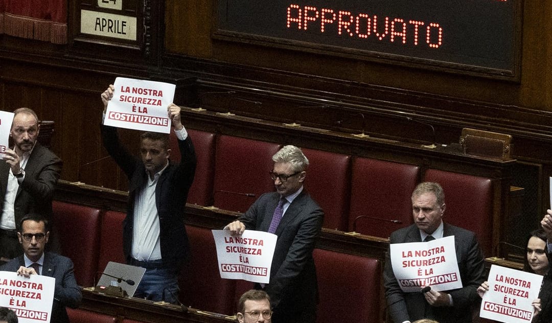 Protesta de la oposición en la Cámara de los Diputados tras la aprobación de la “Ley de Seguridad”. Foto: @rtl1025 (X)