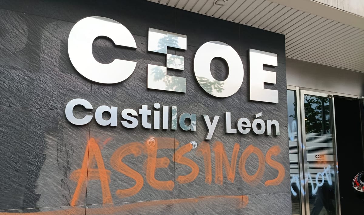 Una pintada en la sede de la patronal española CEOE en Castilla y León. Foto: @ceoe_cyl (X)