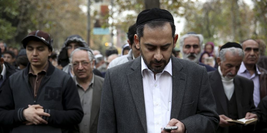 Hombres judíos iraníes rezando en hebreo en una reunión religiosa en favor del programa nuclear iraní en 2013. Foto: AP/Ebrahim Noroozi