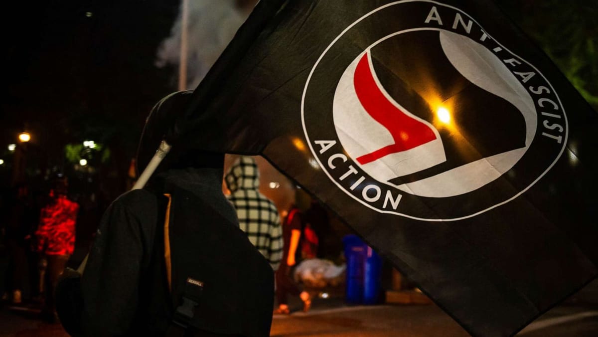 Imagen de archivo de un manifestante antifascista en Portland. Foto: vía newshourfirst.com