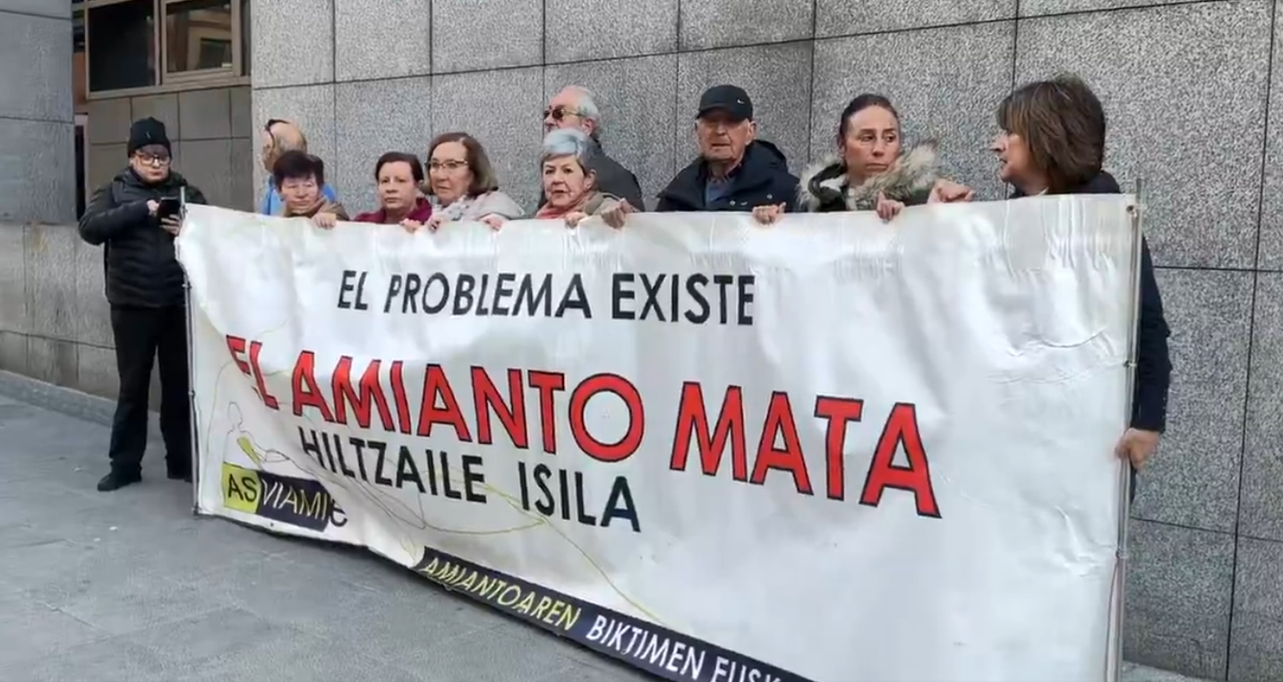 Concentración de víctimas del amianto ante los juzgados de Bilbo (Bizkaia). Foto: Juanjo Basterra (X)