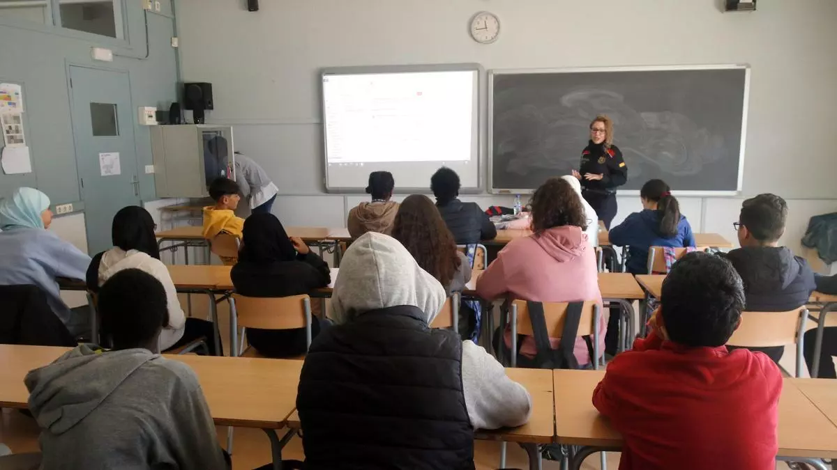 Imagen de archivo de una charla de los Mossos d'Esquadra en un instituto. Foto: Xavier Pi / ACN