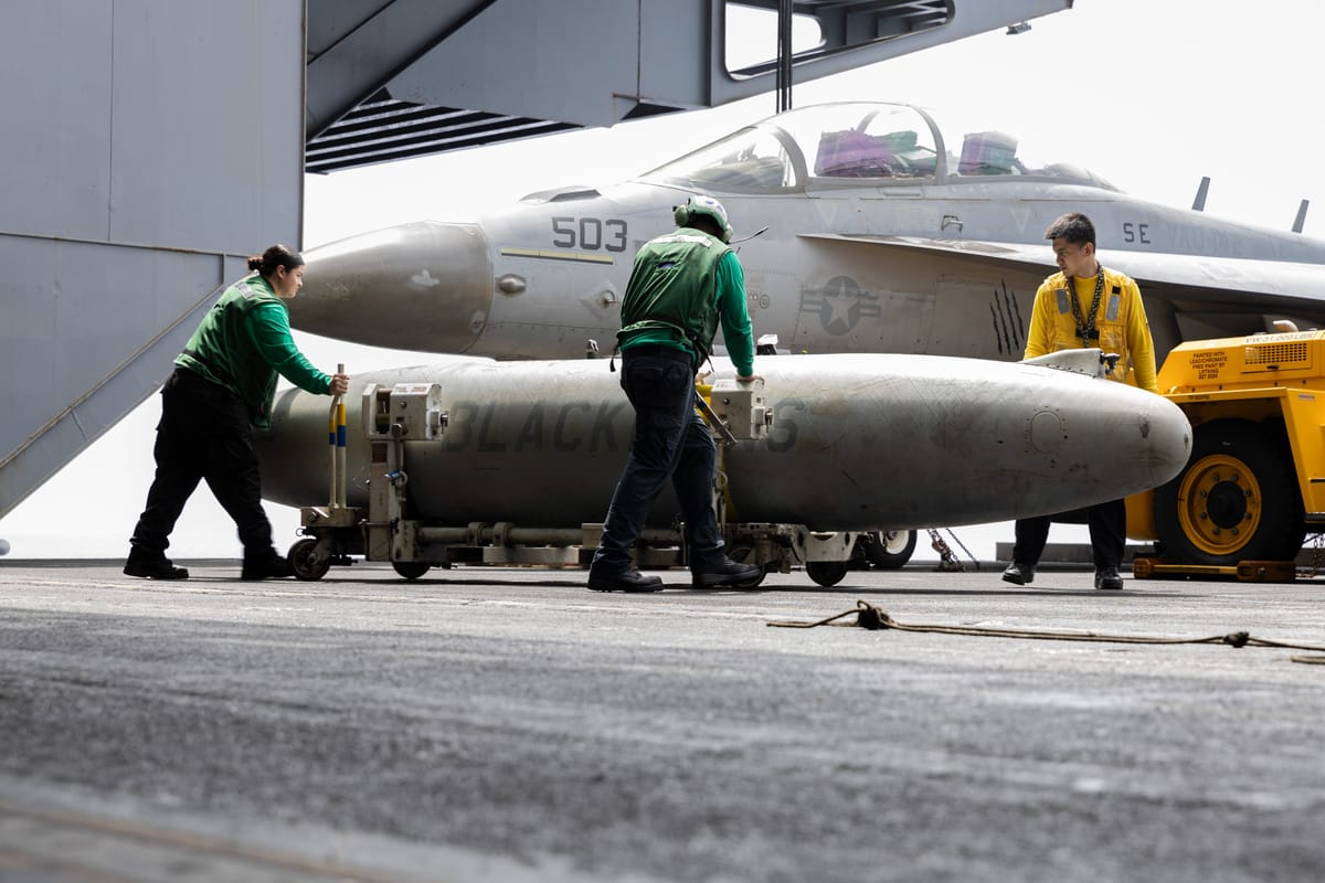 Imagen de archivo de operarios en un portaaviones estadounidense. Foto: @CENTCOM (X)