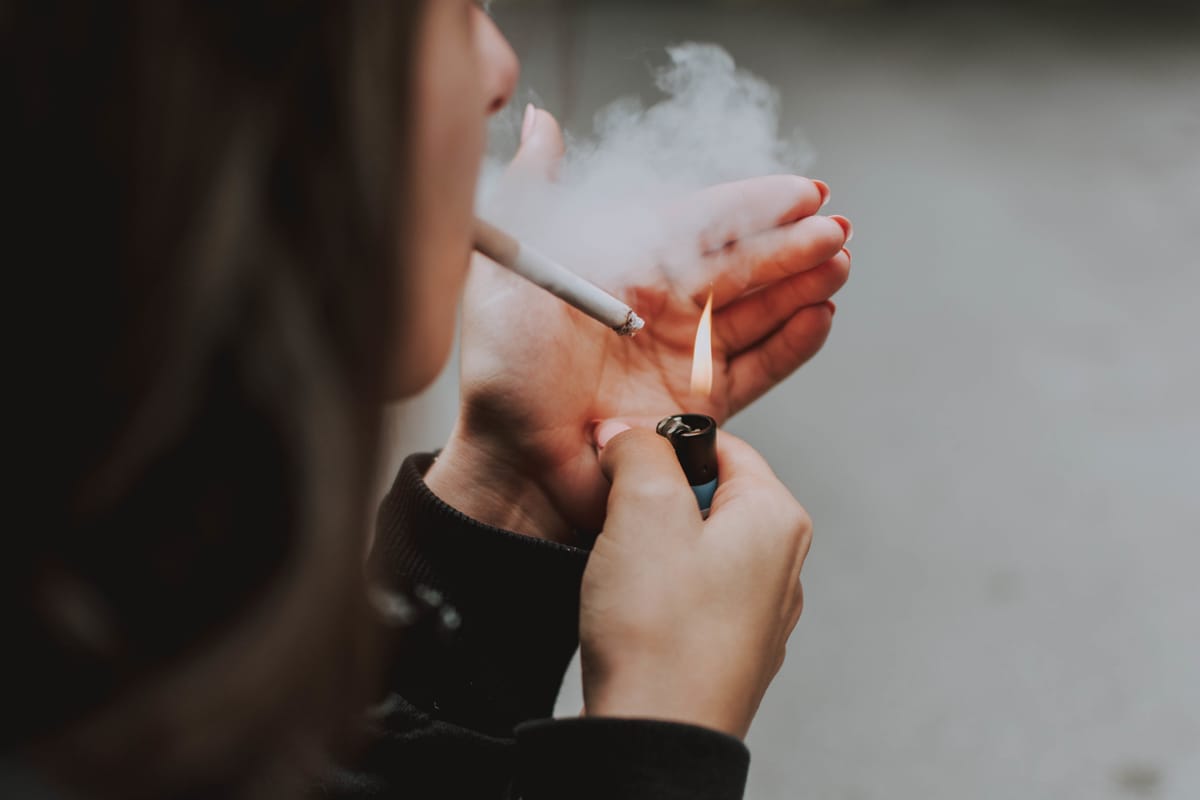 El Reino Unido aprueba la prohibición del tabaco para los nacidos tras 2009