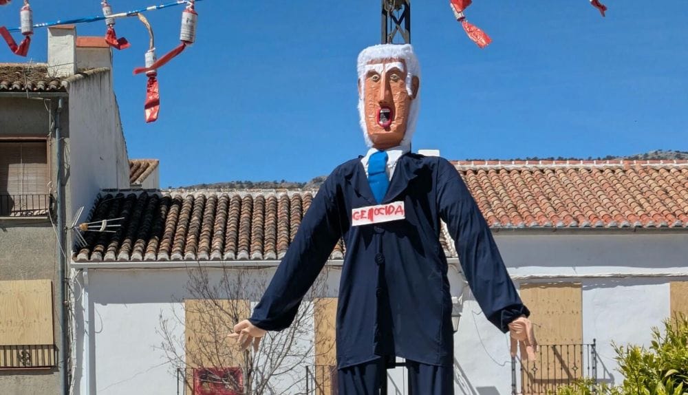 Muñeco que representa a Benjamin Netanyahu en la "Quema de Judas" del Domingo de Resurección de El Burgo (Málaga). Foto: La Voz del Sur