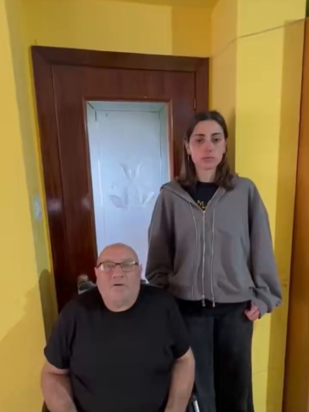 Chus, afectado por una empresa de desocupación, y una portavoz del Sindicatu de Vivienda d'Asturies. Fotograma: Sindicatu de Vivienda d’Asturies (X)