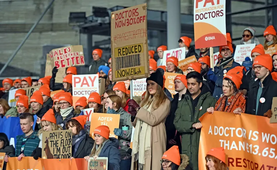 Los médicos residentes de Inglaterra van a la huelga contra la estrategia represiva del Gobierno