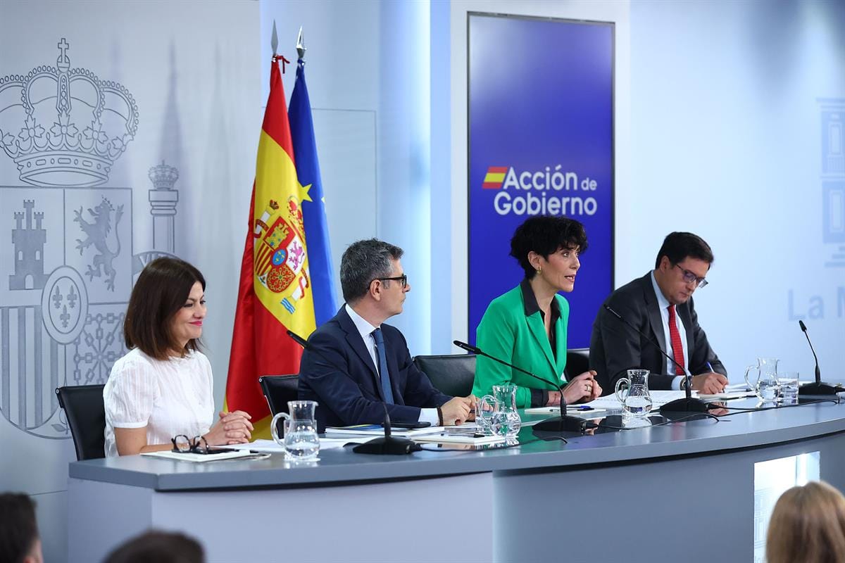 Los ministros Sira Rego, Félix Bolaños, Elma Saiz y Óscar López durante la rueda de prensa posterior al Consejo de Ministros del Gobierno español. Foto: Pool Moncloa/Fernando Calvo