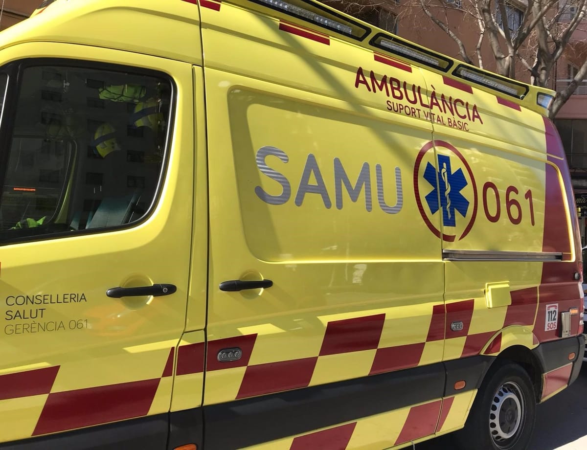 Imagen de archivo de una ambulancia en Illes Balears. Foto: El Mundo