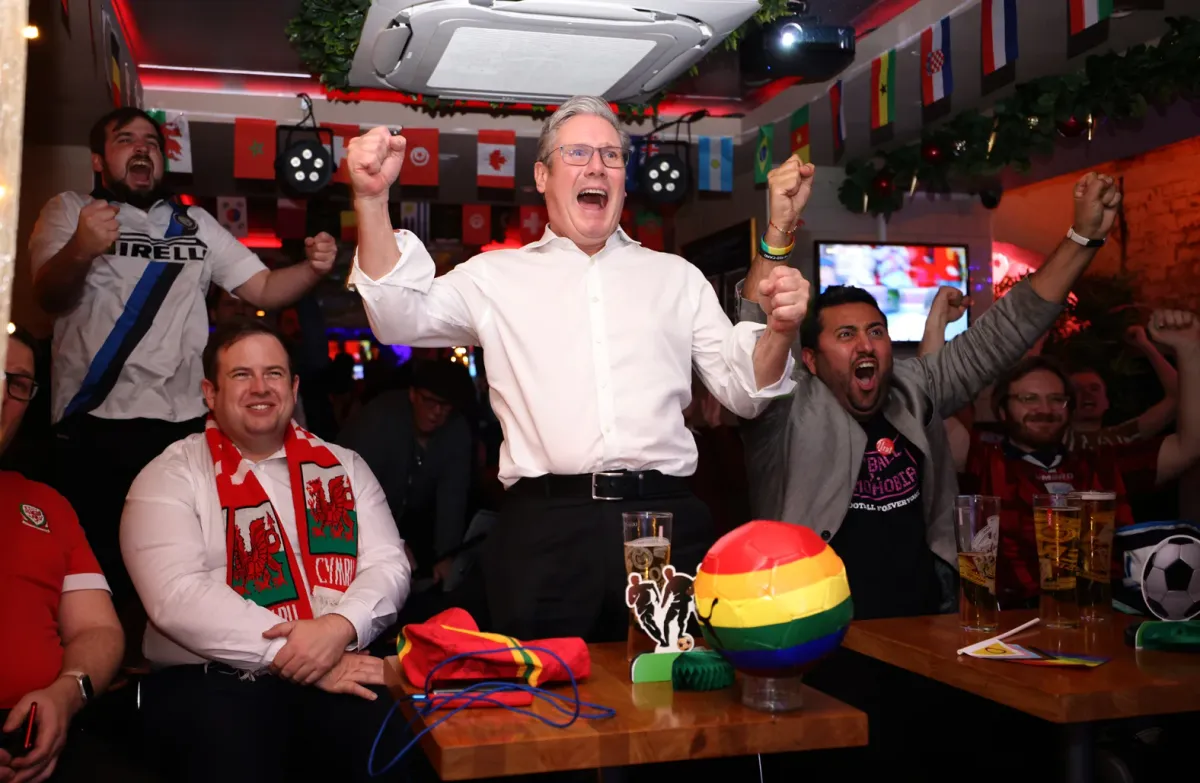 Imagen de archivo del primer ministro británico Keir Starmer celebrando un gol de Inglaterra en el Mundial de Fútbol en 2022. Foto: Dan Kitwood/Getty Images