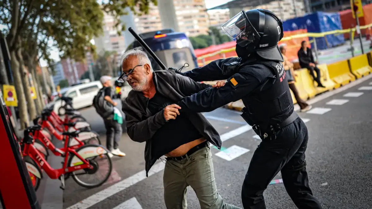 Un mosso agrede a un sindicalista de la CGT. Foto: ACN-Jordi Borràs