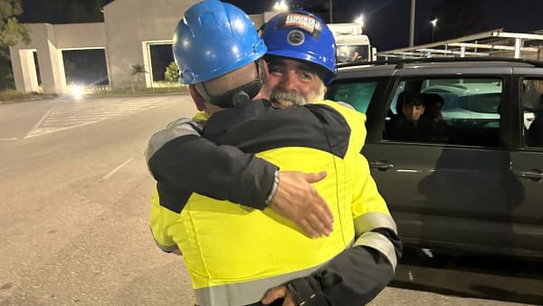 Manuel Balber y Jesús Galván abrazados tras el desalojo de la grúa. Foto: Cedidas a Público.