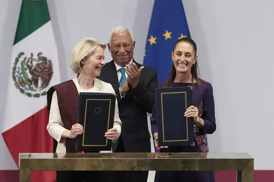 Von der Leyen y Sheinbaum posan con el Acuerdo Global Modernizado entre México y la UE este viernes, en el Palacio Nacional de Ciudad de México. Foto: EFE-José Méndez