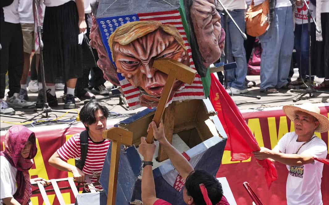 Manifestantes golpean una figura de Donald Trump en una manifestación del Primero de Mayo en Manila, Filipinas. Foto: AP