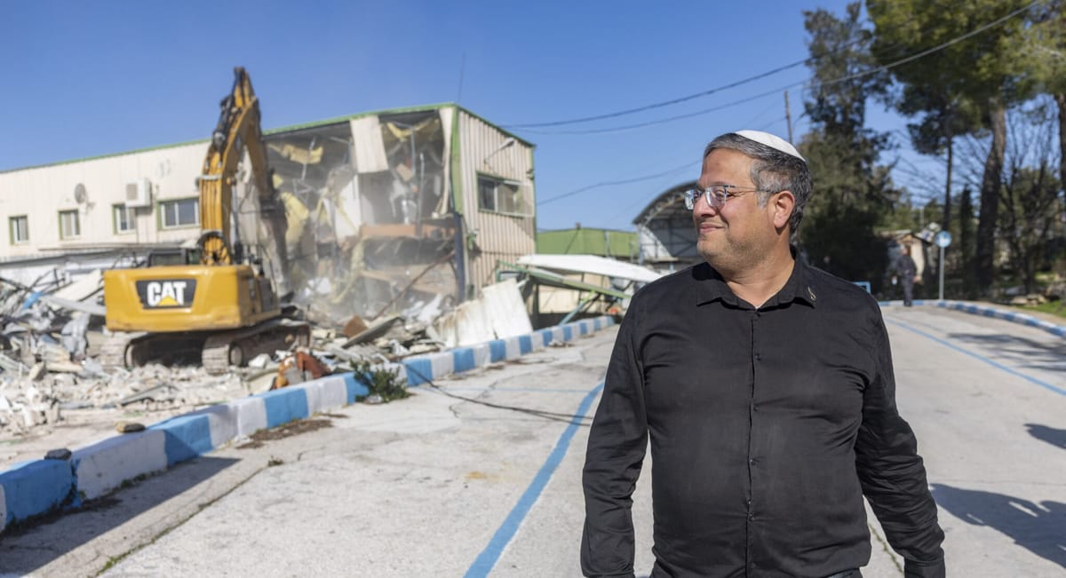 Itamar Ben Gvir recorre las antiguas oficinas de la UNRWA en Jerusalén mientras las fuerzas israelíes demuelen el edificio, 20 de enero de 2026. Foto: Yonatan Sindel/Flash90
