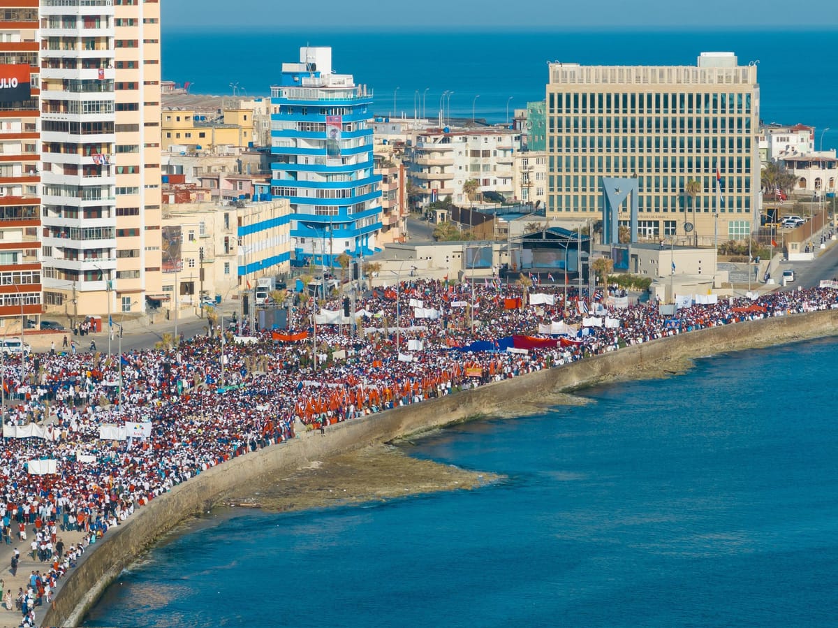 Miles de cubanos en la gran concentración de la Tribuna Antimperialista del 1 de mayo de 2026 en La Habana. Foto: @PresidenciaCuba (X)