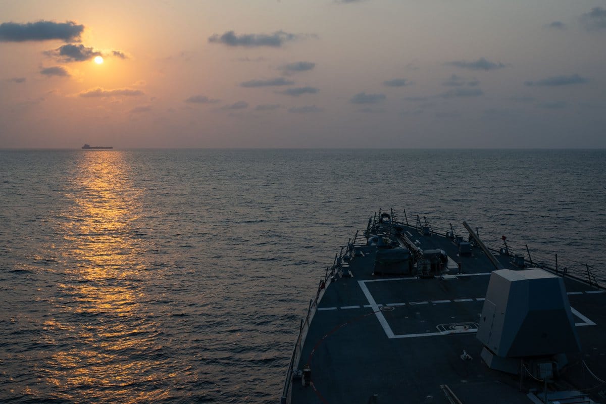 El destructor de misiles guiados USS Pinckney (DDG 91) observa un buque mercante. Foto: @CENTCOM (X)