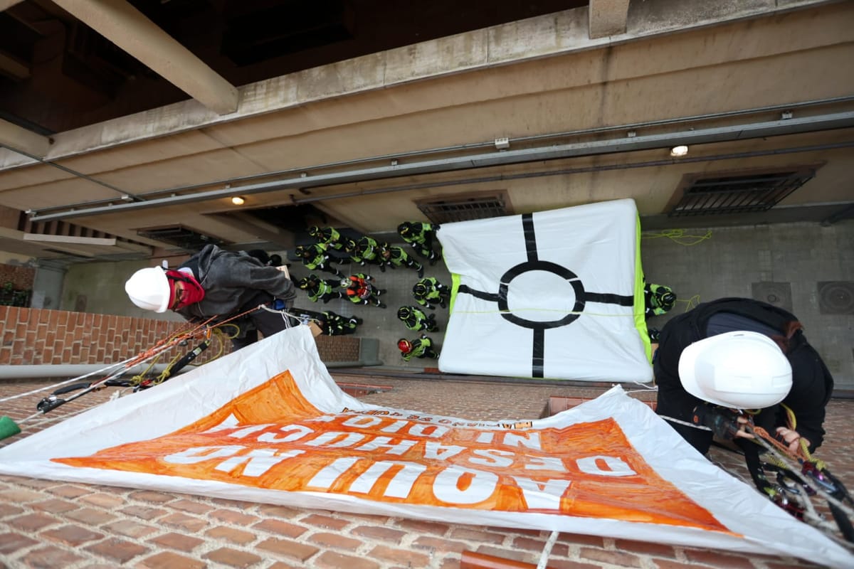 Activistas de Acciones en Alturas colgados de la puerta del hogar de Mariano en Madrid. Foto: @InquilinatoMad (X)