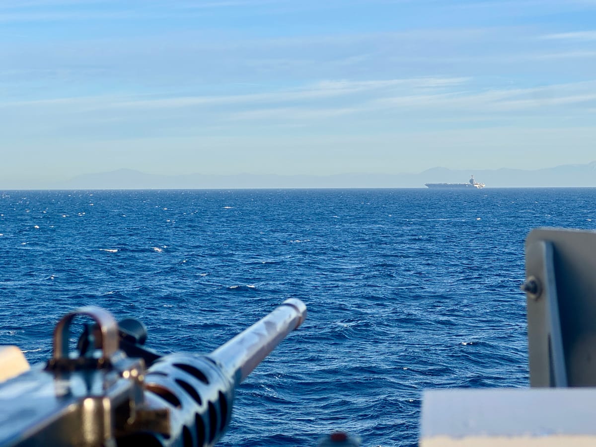 La Armada española escolta a un portaaviones de EEUU en el Estrecho de Gibraltar