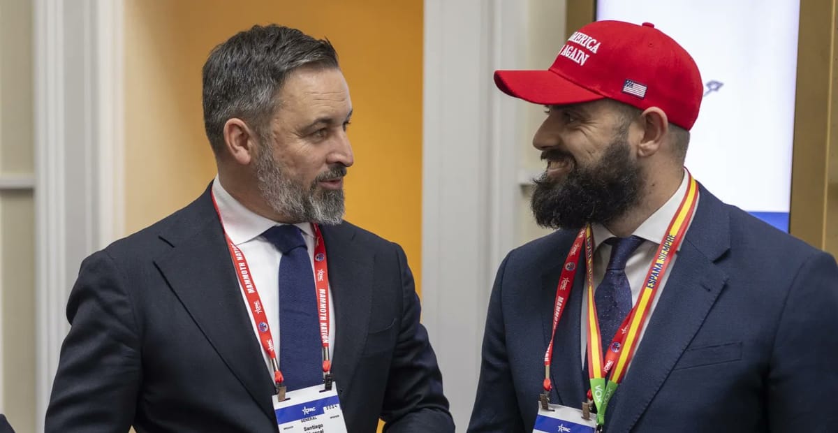 Imagen de archivo de Santiago Abascal y Pablo González Gasca, secretario de Revuelta. Foto: Vox