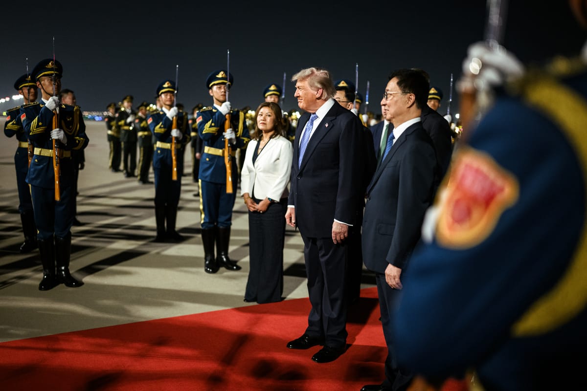 Donald Trump en su llegada a China. Foto: @WhiteHouse (X)