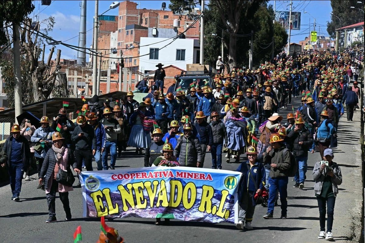 Mineros bloquean las calles de La Paz. Foto: @almayadeen_es (X)